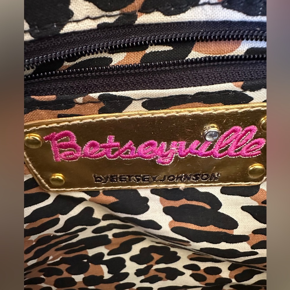 Betsey Johnson “Betseyville” Rose raffia embroidered straw bag w/leopard lining - Picture 3 of 9